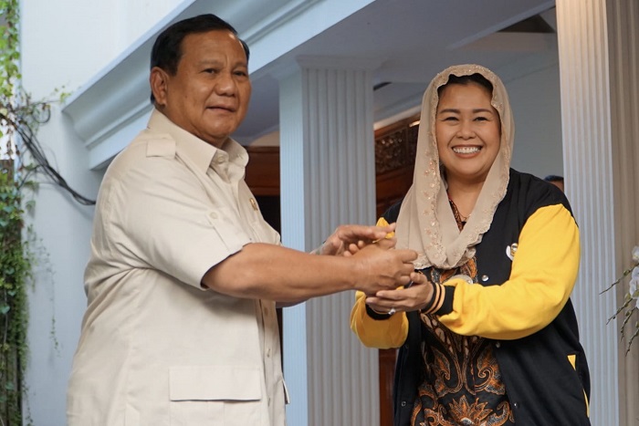 Ketua Umum Partai Gerindra Prabowo Subianto menyambut kehadiran putri almarhum Presiden keempat RI Abdurrahman Wahid atau Gus Dur, Yenny Wahid. (Dok. Tim Media Prabowo Subianto) 

