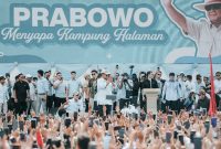 Calon presiden nomor urut 2, Prabowo Subianto menyapa puluhan ribu masyarakat Sulawesi Utara dalam acara yang digelar di Lapangan Schwarz, Langowan.  (Dok. TKN Prabowo Gibran)