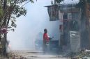 Seorang petugas melakukan pengasapan di saluran drainase sebuah permukiman warga, di Desa Karanganyar, Kecamatan Karanganyar, Kabupaten Demak. (Dok. BNPB)